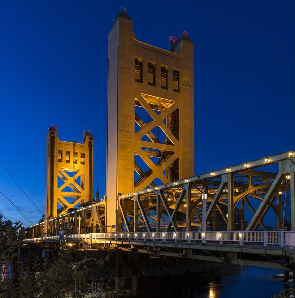 Photograph of the Tower Bridge in Sacramento, California at night.